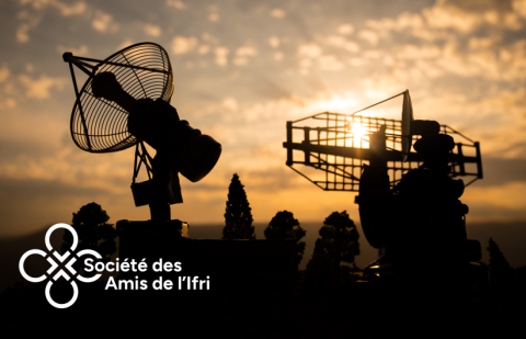 Silhouette de paraboles satellites