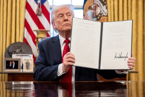 Mars 2025 - Le président Trump annonce des tarifs douaniers sur les automobiles depuis le Bureau ovale