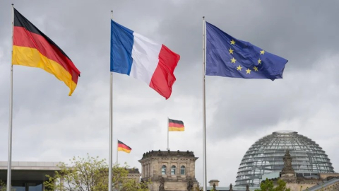 Bâtiment du Bundestag avec les drapeaux européen, allemand et français, Berlin ©Roman Babakin/Shutterstock