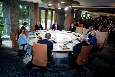 Des dirigeants dont Trump, Macron ou encore Meloni, assistent à la réunion du Sommet du G7 le 16 juin 2025 à Kananaskis, en Alberta, sous la présidence du Canada.