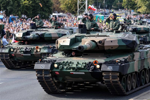 Varsovie, Pologne, 15 août 2024. Des militaires polonais présentent des chars Leopard 2PL sur Wislostrada dans le centre de Varsovie lors d'un défilé militaire le jour de l'armée polonaise.