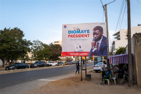 Dakar, Sénégal, Afrique, 12 avril 2024, panneau publicitaire dans la ville de Dakar