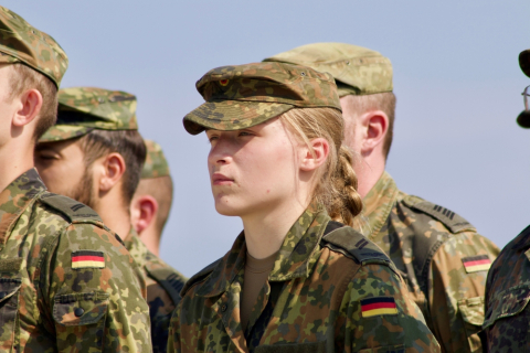 KIEL, ALLEMAGNE, 4 SEPTEMBRE 2024 : Olaf Scholz et Boris Pistorius assistent au lancement opérationnel du premier système de défense aérienne IRIS-T SLM de la Bundeswehr.