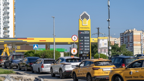 File d'attente à la station service ROSNEFT à Moscou