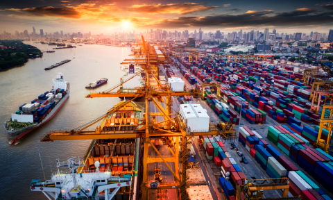 Logistique et transport de porte-conteneurs et d'avions cargo avec un pont roulant dans un chantier naval au lever du soleil, arrière-plan de l'industrie de la logistique, de l'exportation et du transport.