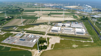 Eemshaven, Pays-Bas. Vue aérienne du nouveau centre de données de Google Alphabeta près de Delfzijl dans la province de Groningen. Derrière la centrale électrique bleue de RWE.