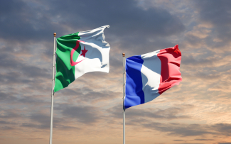Drapeaux de le France et de l'Algérie