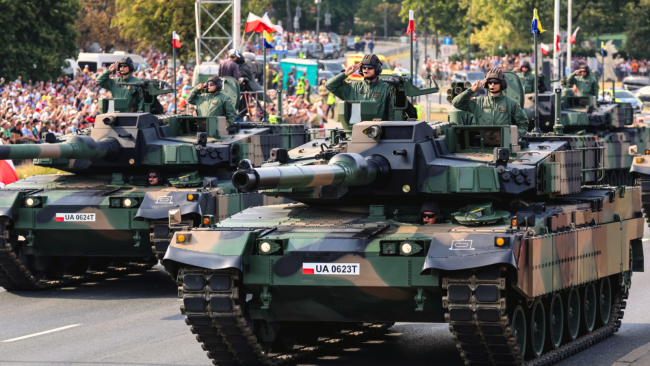 Varsovie, Pologne, 15 août 2024. Des militaires polonais présentent des chars K2 Black Panther sur Wislostrada dans le centre de Varsovie lors d'un défilé militaire le jour de l'armée polonaise.