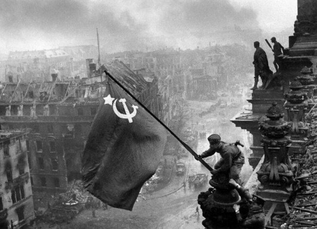 1945 The flag of victory Berlin - Evgenij Chaldej