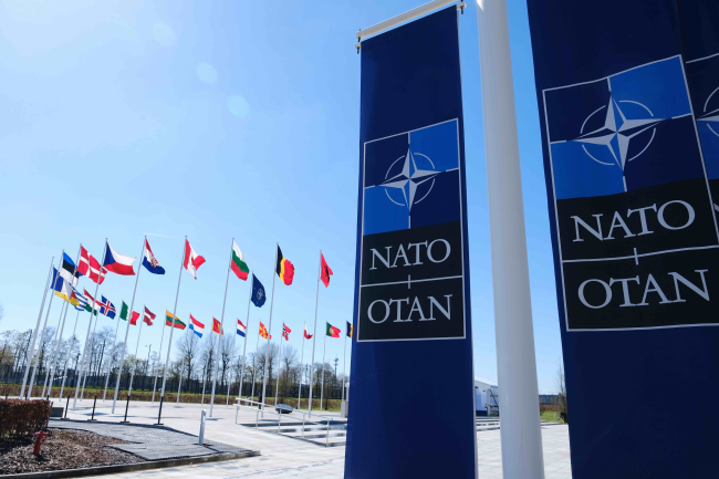 Les drapeaux nationaux des pays membres de l'OTAN volent devant le siège de l'organisation à Bruxelles, en Belgique, le 3 avril 2023