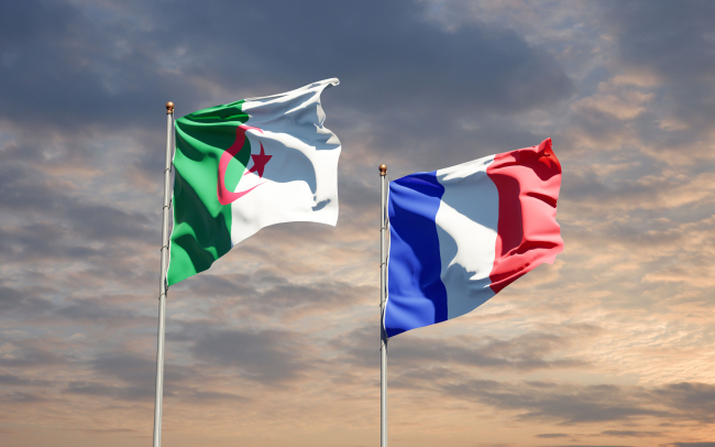 Drapeaux de le France et de l'Algérie
