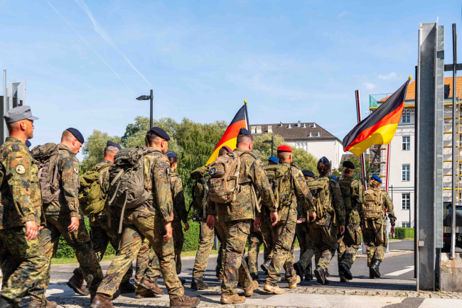 Berlin Allemagne 22 août 2024 : La Bundeswehr commémore les soldats tués au combat par une marche commémorative. Arrivée du cortège au bloc Bendler.
