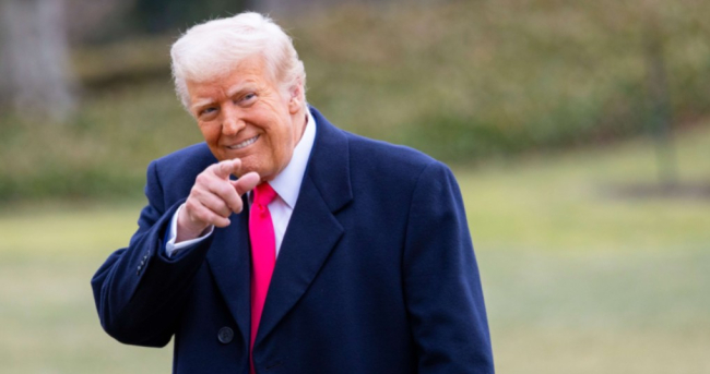 WASHINGTON - 22 février 2025 : Le président Donald Trump arrive à la Maison Blanche South Lawn sur Marine One après sa visite à CPAC.