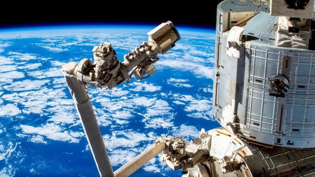 Dans l'espace, 21 mars 2023 : Détail de la Station spatiale internationale ou ISS. Amélioration numérique d'une image fournie par la NASA