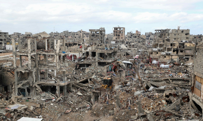 Un paysage de décombres et de ruines montre les conséquences dévastatrices de l'offensive israélienne, avec des bâtiments détruits et des débris couvrant la zone déchirée par la guerre à Gaza.