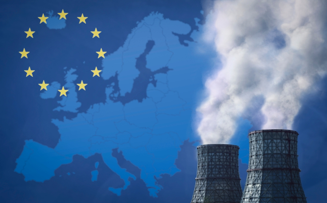 montage avec photo de 2 cheminées de refroidissement de centrale sur fond de carte et drapeau européen