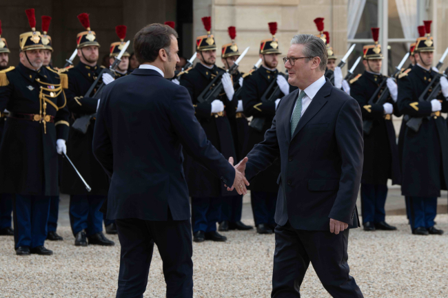 PARIS, FRANCE - 17 février 2025 : Le président français Emmanuel Macron souhaite la bienvenue au Premier ministre du Royaume-Uni Keir Starmer à l'Elysée pour un sommet sur l'Ukraine et la sécurité en Europe.