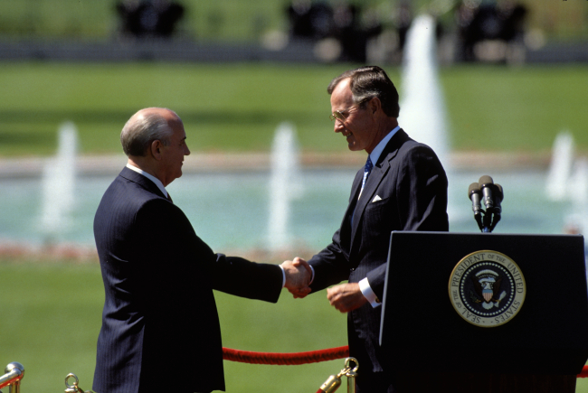 Washington DC, États-Unis, 31 mai 1990. Le président George H.W. Bush serre la main du président russe Mikhaïl Gorbatchev lors des cérémonies de bienvenue sur la pelouse sud de la Maison Blanche.
