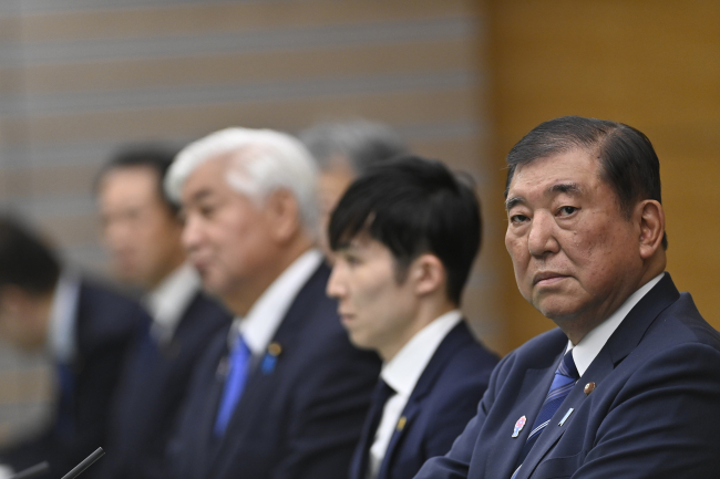 Le Premier ministre japonais Shigeru Ishiba assiste à une réunion avec le secrétaire général de l'OTAN Mark Rutte (non visible) au bureau du Premier ministre.