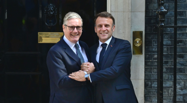 Le Premier ministre britannique, Sir Keir Starmer, accueille le président français Emmanuel Macron devant le 10 Downing Street 