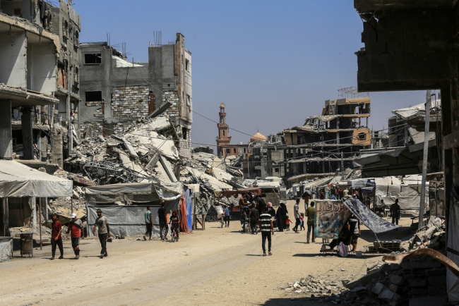Les Palestiniens déplacés vivent dans leurs maisons détruites, Sud de la bande de Gaza, Khan Younis - 21 juillet 2025