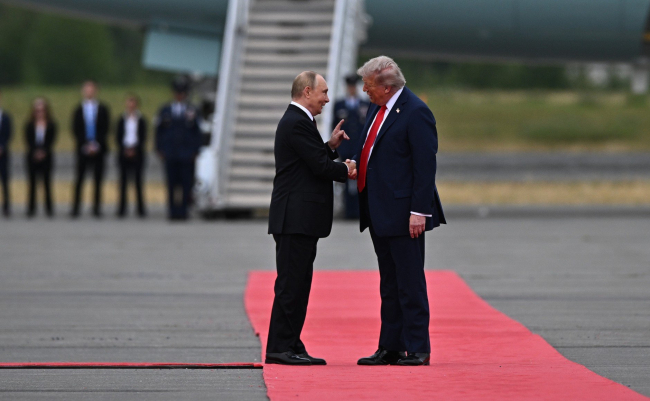 Le président américain Donald Trump accueille le président russe Vladimir Poutine au sommet Alaska 2025, Anchorage - 15 août 2025