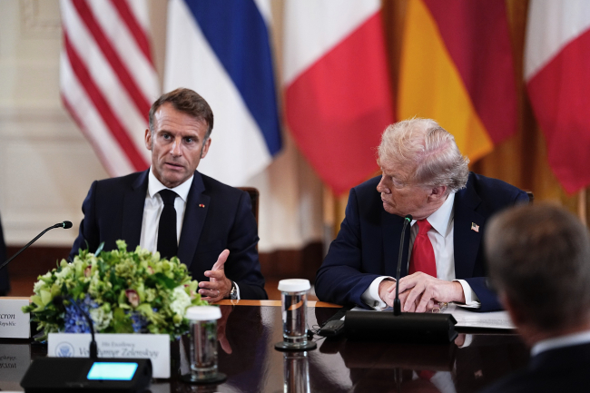 Le président français Emmanuel Macron et le président Donald Trump lors de leur participation à la réunion multilatérale avec le président ukrainien Volodymyr Zelensky et les dirigeants européens, Washington, DC, 18 août 2025