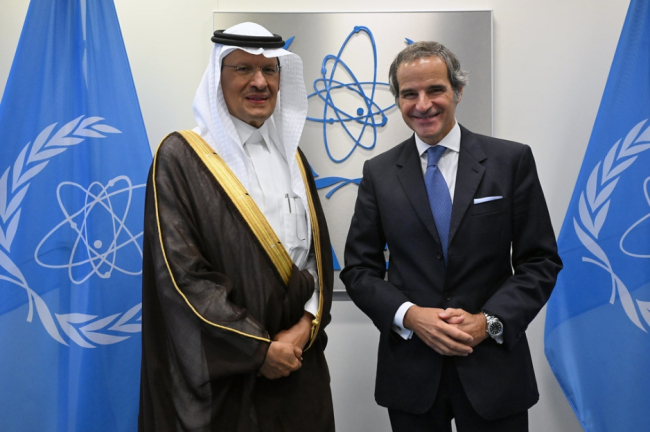 Rafael Mariano Grossi, directeur général de l'AIEA, a rencontré le prince Abdulaziz bin Salman, ministre de l'Énergie du Royaume d'Arabie saoudite, lors d'une réunion bilatérale tenue dans le cadre de la 68e Conférence générale de l'AIEA