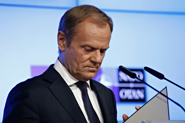 Le président de l'UE Donald Tusk, le secrétaire général de l'OTAN et le président de la Commission européenne signent une nouvelle déclaration commune sur la coopération entre l'UE et l'OTAN, le 10 juillet 2018