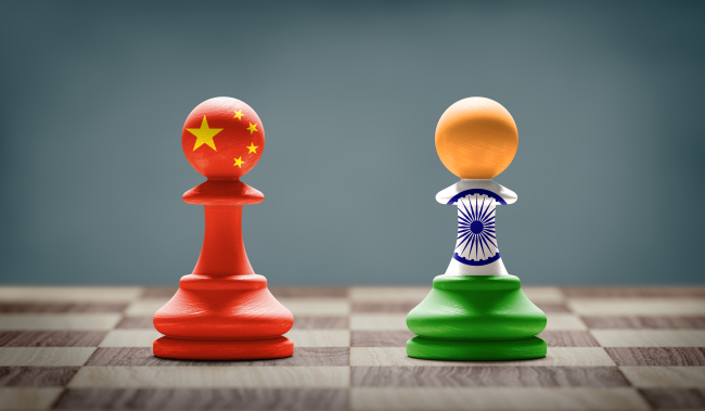 Conflit entre la Chine et l'Inde. Drapeaux de campagne sur des pions d'échecs.