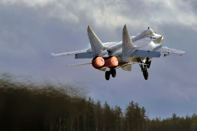 RÉGION DE TVER, RUSSIE, 20 NOVEMBRE 2020 : Intercepteur supersonique MiG-31 de l'armée de l'air russe en vol.