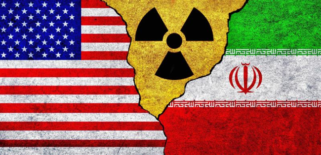 Drapeaux des Etats-Unis, de l'Iran et symbole de radiation ensemble. Accord, menace, concept de tensions nucléaires entre les États-Unis d'Amérique et l'Iran.  13 septembre 2022
