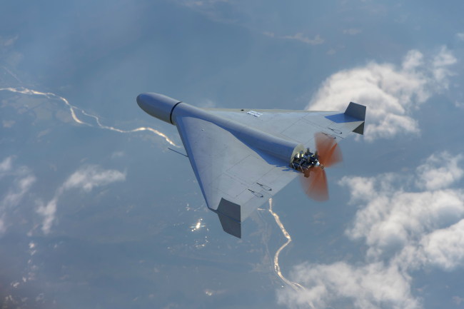 Vue de dessus de l'armée russe Shahid, drone de combat dans le ciel contre les nuages, survolant la guerre au sol en Ukraine, attaque de drones