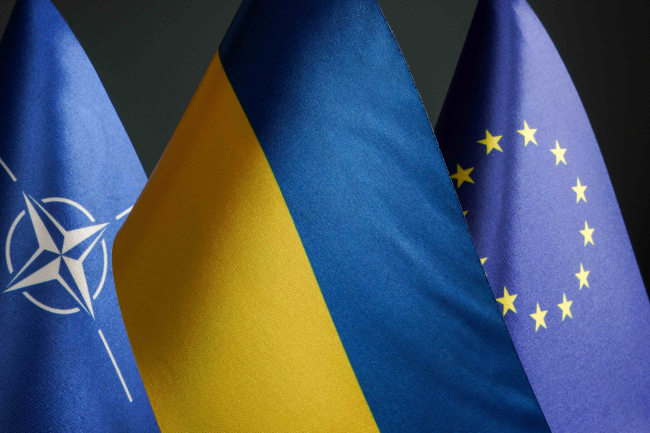 Drapeaux de l'OTAN, de l'Ukraine et de l'UE.