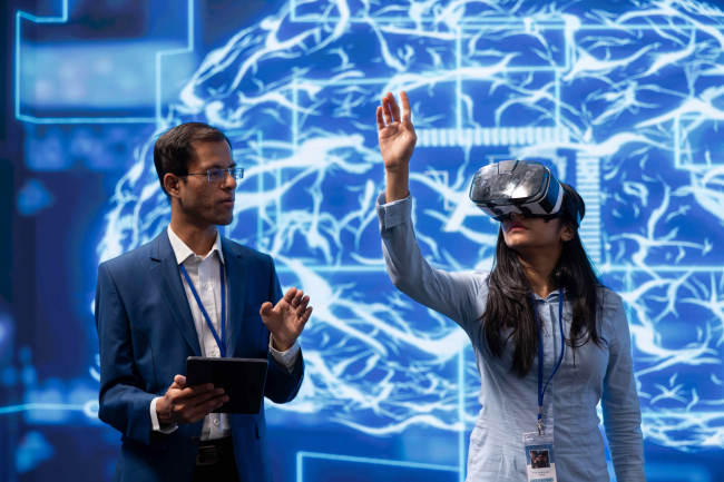 Spécialiste de la démonstration de casque VR lors d'une conférence technique sur l'IA 