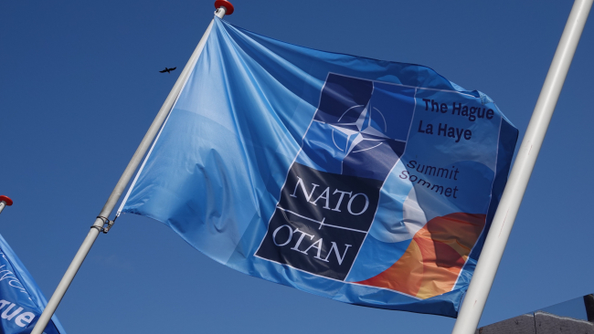 La Haye, Pays-Bas - 23 juin 2025 : Drapeau du Sommet de l'OTAN 2025
