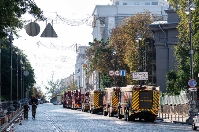 Kiev, Ukraine - 7 septembre 2025 : De multiples camions de pompiers et équipes de secours interviennent devant le Cabinet des Ministres après que de la fumée se soit élevée à la suite d'une frappe de drone russe.
