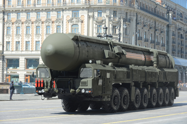 MOSCOU, RUSSIE - 7 MAI 2015 : Répétition générale de la célébration du 70e anniversaire du Jour de la Victoire. Le complexe de missiles balistiques intercontinentaux à tête nucléaire « Topol-M » (SS-27 « Sickle B ») à vocation stratégique. 