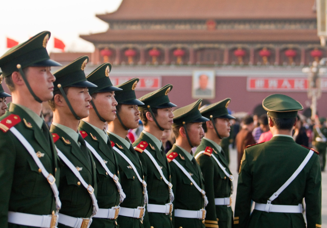PÉKIN - 1ER MAI : Des soldats chinois célèbrent le 1er mai 2010 à Pékin, en Chine. Ici, des officiers inspectent les soldats.