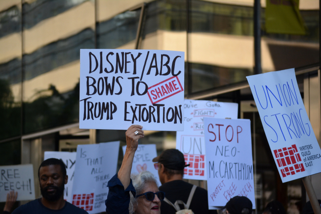Manhattan, New York, États-Unis, 19 septembre 2025 : Rassemblement en soutien à Jimmy Kimmel devant le siège d'ABC.