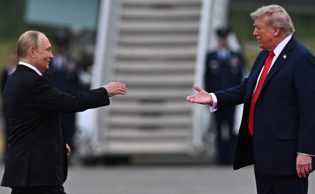 Le président américain Donald Trump accueille le président russe Vladimir Poutine au sommet Alaska 2025, Anchorage - 15 août 2025