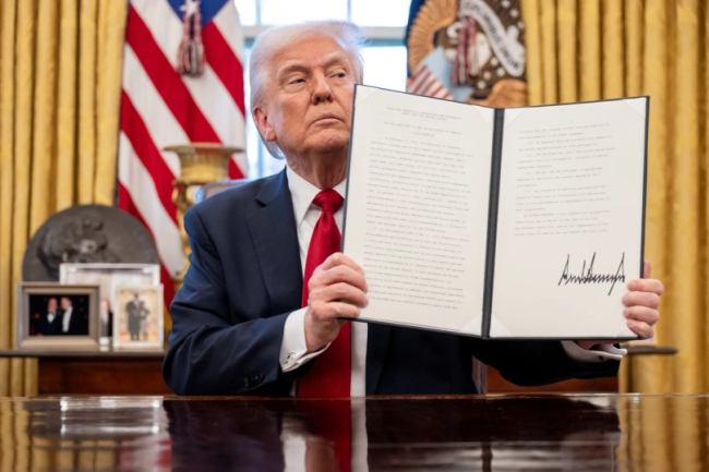 Mars 2025 - Le président Trump annonce des tarifs douaniers sur les automobiles depuis le Bureau ovale