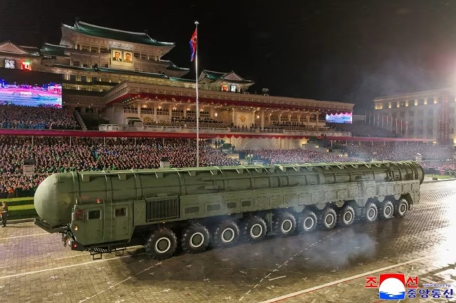 Présentation du missile Hwasong 20 lors d'une parade militaire à Pyongyang en octobre 2025.