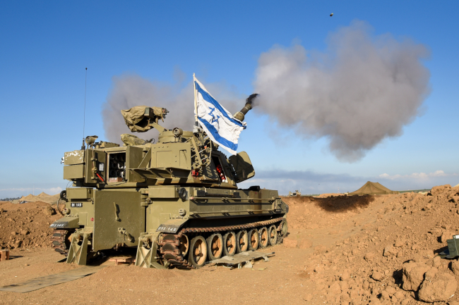 25 octobre : Le canon d'artillerie obusier M109 de Tsahal tire des obus de 155 mm sur la bande de Gaza