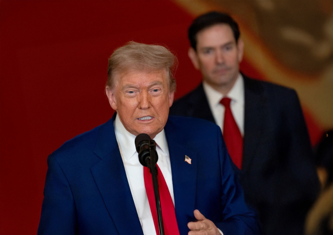 Le 21 juin 2025, dans la salle Est de la Maison-Blanche, à Washington, DC, le président Trump, accompagné du secrétaire d'État Marco Rubio, a annoncé des frappes américaines sur les sites nucléaires iraniens dans le conflit Iran-Israël