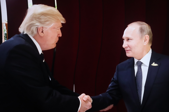 Le président américain Donald Trump et le président russe Vladimir Poutine sont en conversation. Nouvel York, États-Unis - 01 septembre 2025