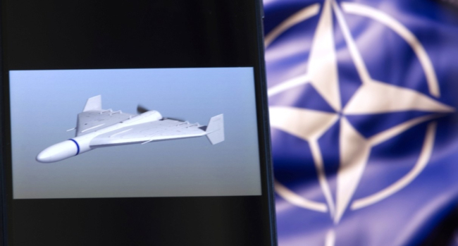 Drapeau de l'OTAN et drone aérien, Varsovie, Pologne, 10 septembre 2025.