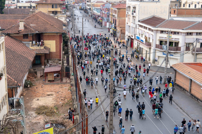 30 septembre 2025 : Manifestants dans les rues d'Antananarivo à Madagascar