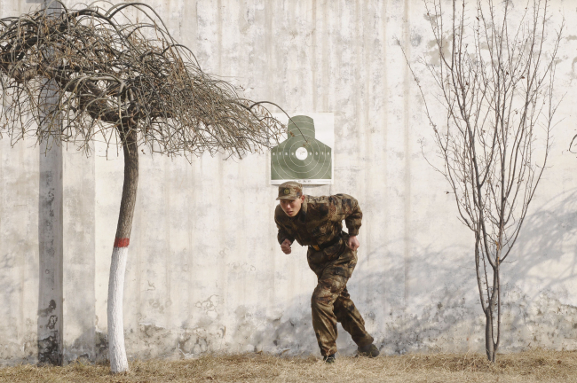 Des recrues de l'Armée populaire de libération (APL) participent à un exercice d'entraînement dans une base militaire à Changzhi, dans la province du Shanxi, en Chine. 