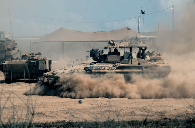 Véhicule blindé de transport de troupes (VTT) de l'armée israélienne le long de la frontière avec la bande de Gaza - 7 août 2025